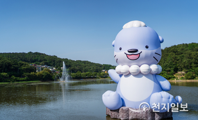 진주의 남강과 진양호에 서식하는 수달을 모티브로 제작된 높이 19m, 넓이 14m에 달하는 공공미술작품 ‘하모’ 모습. (제공: 진주시) ⓒ천지일보 2021.6.4