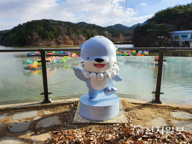 [천지일보 진주=최혜인 기자] 1일 경남 진주시 금호지 상류 소망교 앞에 코로나19 종식을 기원하고 시민·관광객들에게 소소한 즐거움을 주기 위한 ‘하모’ 포토존이 설치돼 있다.하모 캐릭터는 올해 선정된 진주시 전국 캐릭터 공모전 최우수작으로 진주방언 ‘하모’에서 따왔으며 진주목걸이와 조개를 달아 진주시를 중의적으로 표현했다. 하모는 진주 사투리로 상대방의 말을 긍정하는 ‘그럼, 그렇지, 그렇고말고’ 등의 뜻으로 쓰인다. (제공: 진주시) ⓒ천지일보 2021.12.1