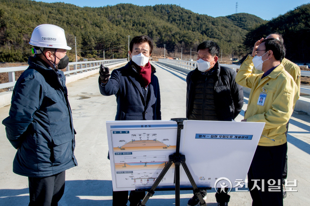 조규일 진주시장이 공사현장을 방문해 관계자를 격려하고 진행 상황을 점검하고 있다. (제공: 진주시) ⓒ천지일보 2022.1.9