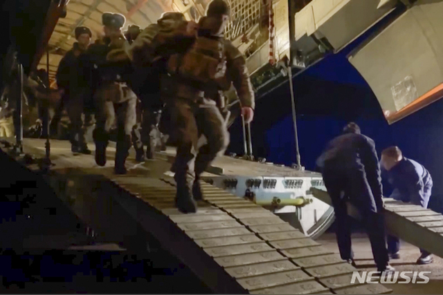 [알마티=AP/뉴시스] 6일(현지시간) 러시아 평화유지군이 카자흐스탄의 한 공항에 도착해 군용기에서 내리고 있다. 반정부 시위 진압에 실패한 카심-조마르트 토카예프 카자흐스탄 대통령은 러시아 주도 군사동맹인 집단안보조약기구(CSTO)에 평화유지군 긴급 파병을 요청했다.