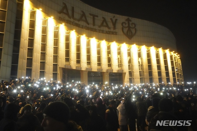 [알마티=AP/뉴시스] 5일(현지시간) 카자흐스탄 알마티 시내에서 반정부 시위대가 휴대전화 불을 켜고 시위하고 있다. 가스 가격 2배 인상을 규탄하는 시위대가 수도 알마티에서 경찰과 충돌했으며 다른 12개 도시에서도 반정부 시위가 열렸다. 가스값 인상에 대한 불만으로 시작된 반정부 시위가 폭력 시위로 확산하자 카심-조마르트 토카예프 대통령은 대국민 담화를 통해 비상사태를 선포했다.