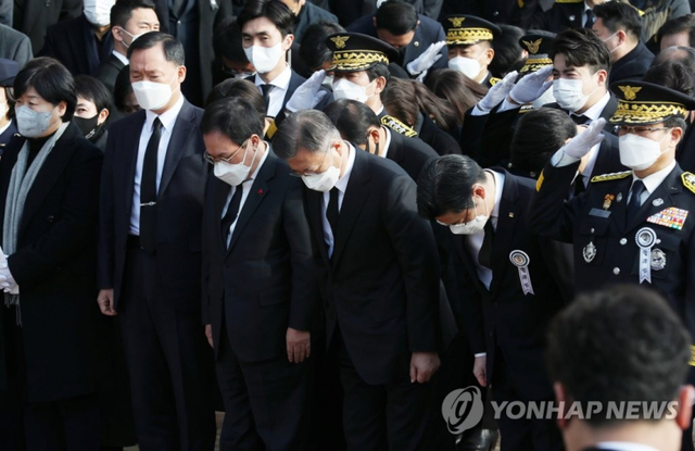 (평택=연합뉴스) 문재인 대통령이 8일 오전 경기도 평택시 이충문화체육센터에서 엄수된 평택 신축 공사장 화재 순직 소방공무원 합동 영결식에서 운구차량을 향해 묵념하고 있다.