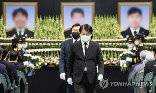 국민의당 안철수 대선후보와 손학규 전 바른미래당 대표가 8일 오전 경기도 평택시 이충문화체육센터에서 엄수된 평택 신축 공사장 화재 순직 소방공무원 합동 영결식에서 헌화 및 분향을 마치고 자리로 이동하고 있다. (출처:연합뉴스)