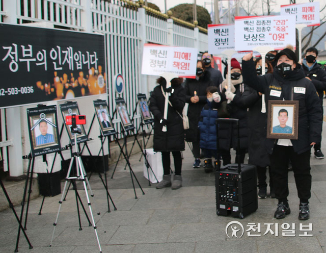 [천지일보=정승자 수습기자] 코로나19백신피해자가족협의회(코백회)가 8일 서울 종로구 정부서울청사 앞에서 ‘제8회 슬픈 이별! 백신 희생자를 위한 촛불 집회’를 열고 있다. ⓒ천지일보 2022.1.8