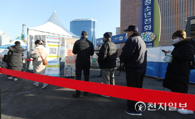 [천지일보=남승우 기자] 신종 코로나바이러스 감염증(코로나19) 신규 확진자가 4126명으로 집계된 6일 오전 서울역 광장 임시 선별검사소에서 시민들이 코로나19 검사 접수를 위해 QR코드를 찍고 있다. ⓒ천지일보 2022.1.6