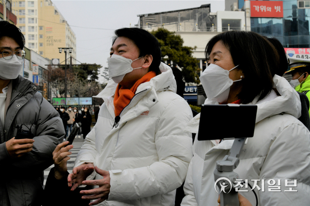 [천지일보 충북=홍나리 기자] 국민의당 안철수 대선후보가 9일 오전 12시 충북 청주 성안길을 방문해 인터뷰를 하고 있다.