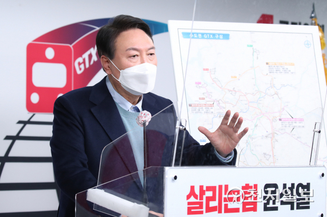 [천지일보=박준성 기자] 국민의힘 윤석열 대선 후보가 7일 서울 여의도 국민의힘 중앙당사에서 수도권 광역 교통 공약 발표 기자회견에 참석하고 있다. 윤 후보는 수도권 광역급행철도(GTX) 기존 노선을 연장하고 3개 노선을 새로 만들겠다고 공약했다. ⓒ천지일보 2022.1.7