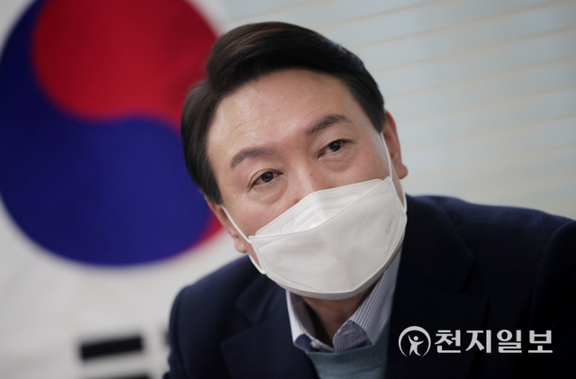 [천지일보=박준성 기자] 국민의힘 윤석열 대선 후보가 7일 오후 서울 여의도 국민의힘 중앙당사에서 개발 특혜 의혹이 불거진 성남 대장동의 원주민들과 면담을 하고 있다. ⓒ천지일보 2022.1.7