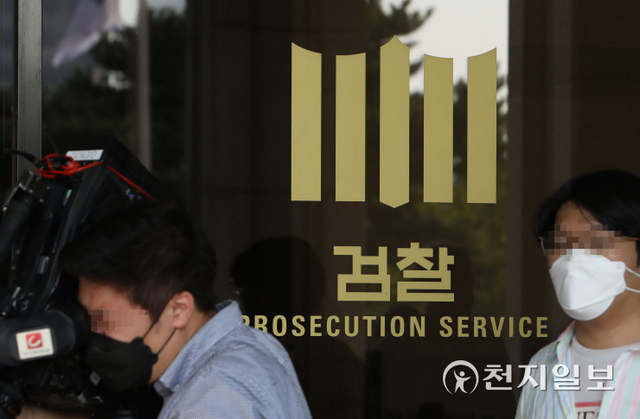 [천지일보=남승우 기자] 검찰이 1일 성남 대장동 개발 의혹의 핵심 인물인 유동규 전 성남도시개발공사 기획본부장을 서울의 한 병원 응급실에서 체포해 조사 중인 것으로 알려졌다.유 전 본부장은 이날 오전 10시경 검찰에 출석할 예정이었으나, 새벽에 급성 복통을 호소하며 응급실을 찾았다. 검찰은 유 전 본부장이 건강 이상을 이유로 불출석할 수 있다고 보고 병원에서 신병을 확보한 것으로 보인다.사진은 이날 오전 서울중앙지방검찰청의 모습. ⓒ천지일보 2021.10.1