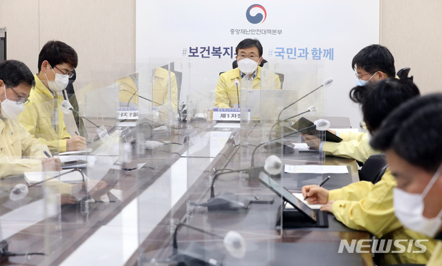 코로나19 중대본 회의 주재하는 권덕철 장관[세종=뉴시스] 권덕철 중앙재난안전대책본부 1차장(보건복지부 장관)이 18일 오전 정부세종청사에서 열린 신종 코로나바이러스 감염증(코로나19) 대응 중대본 회의에서 모두발언을 하고 있다.