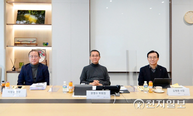 LG에너지솔루션이 10일 오후 서울 여의도 파크원 본사에서 온라인 기자간담회를 열고 중장기 사업 비전과 전략을 공개했다. 사진은 (왼쪽부터) 이창실 LG에너지솔루션 CFO 전무, 권영수 LG에너지솔루션 CEO 부회장, 김명환 LG에너지솔루션 CPO 사장. (제공: LG에너지솔루션) ⓒ천지일보 2022.1.10