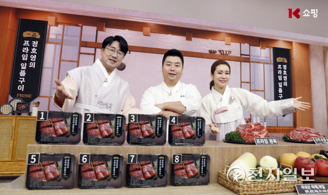 대표 설 맞춤상품인 ‘프라임 소 일품구이’ 촬영 현장에 있는 정호영 셰프(가운데)와 유근형 K쇼핑 쇼핑호스트(왼쪽), 이율 쇼핑호스트의 모습. (제공: KT 알파) ⓒ천지일보 2022.1.10