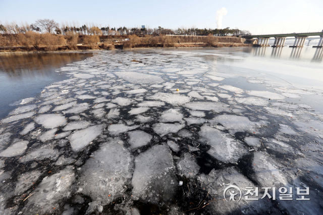 [천지일보=남승우 기자] 새해 첫 날인 1일 오전 서울 영등포구 선유도공원 일대 한강에 얼음이 떠 있다. 이날 기상청에 따르면 한파특보가 발효된 중부지방과 일부 남부내륙에는 아침 기온이 영하 10도 이하로 떨어지기도 했다. ⓒ천지일보 2022.1.1