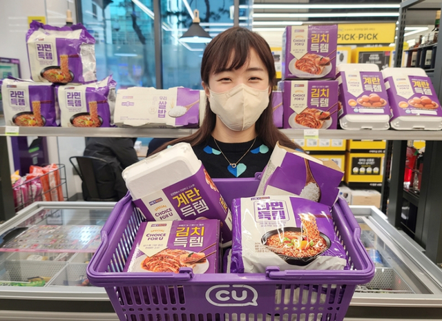 모델이 CU에서 득템 시리즈 제품을 선보이고 있다. (제공: BGF리테일)