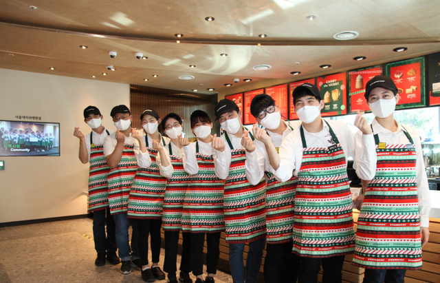 스타벅스 서울대치과병원점 파트너들이 기념 촬영을 하고 있다. (제공: 스타벅스)