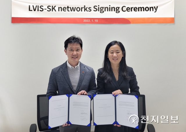 정한종 SK네트웍스 글로벌투자센터장(왼쪽)과 이진형 엘비스 대표가 양사 협력을 기념해 사진을 촬영하고 있다. (제공: SK네트웍스) ⓒ천지일보 2022.1.11