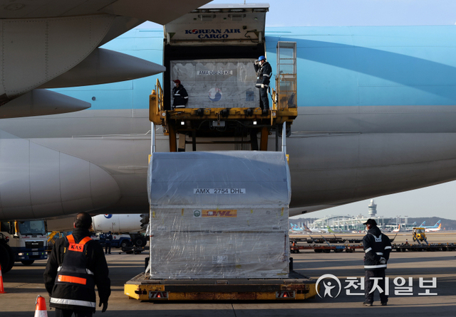 [천지일보=남승우 기자] 새해 첫 날인 1일 인천 영종도 인천국제공항 대한항공 화물터미널 ‘임인년(壬寅年) 새해 첫 수출현장’에서 관계자들이 프랑크푸르트행 KE-529편 화물기에 국내기업의 가전과 반도체 등의 수출품을 싣고 있다. (사진공동취재단) ⓒ천지일보 2022.1.1