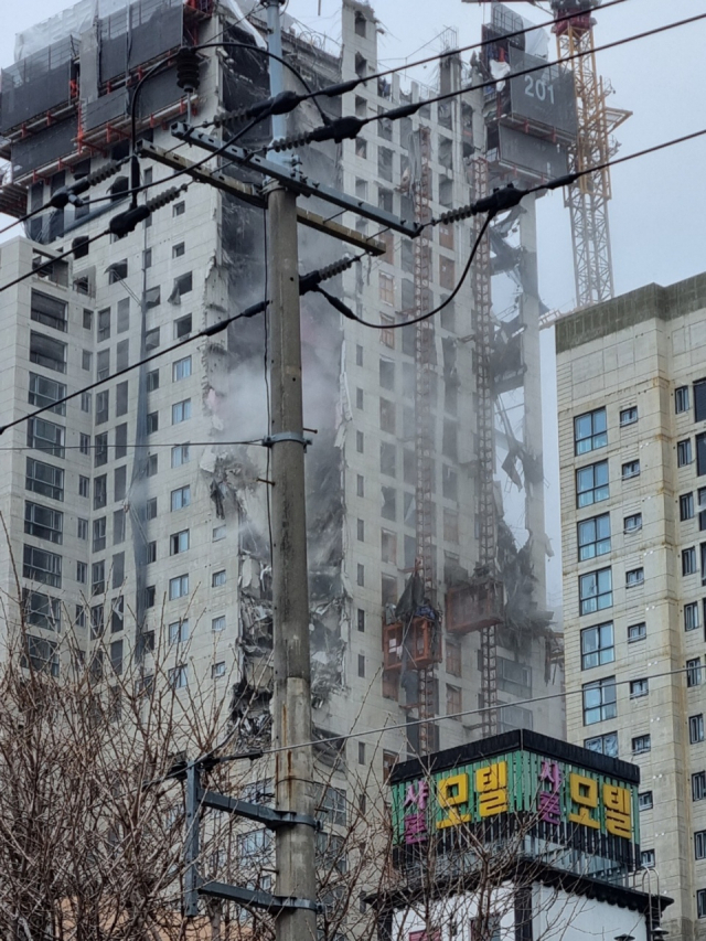 11일 오후 광주 서구 화정동 한 아파트 신축 공사 현장에서 외벽이 붕괴하는 사고가 발생했다. (출처: 연합뉴스)