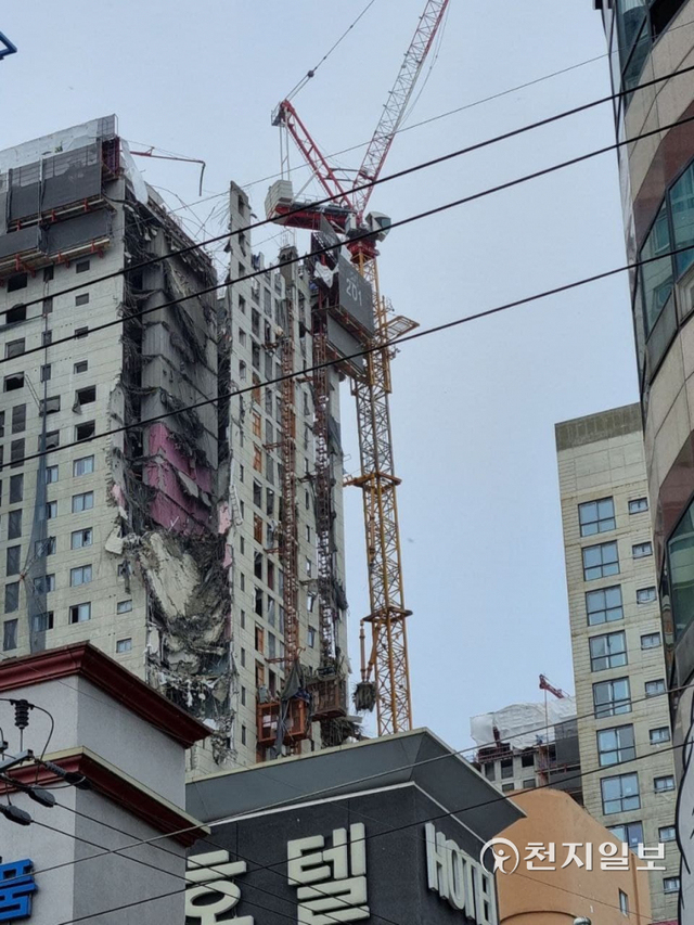 광주 서구 광천동 한 아파트 신축 공사현장에서 외벽이 붕괴됐다. (독자제공) ⓒ천지일보 2022.1.11