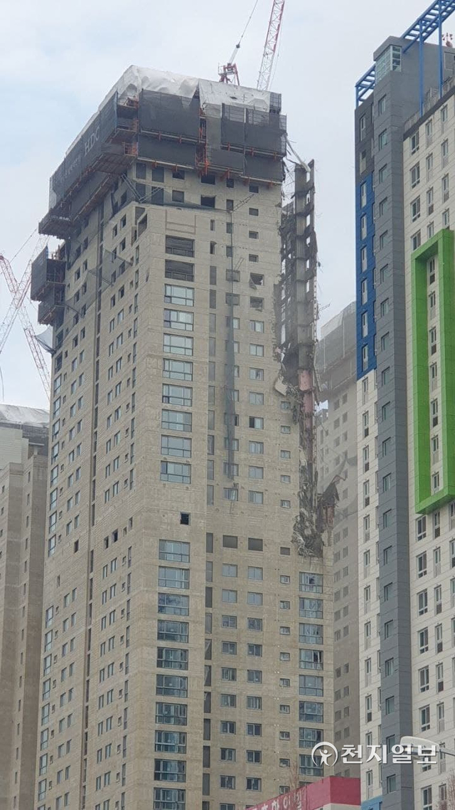 광주 서구 광천동 한 아파트 신축 공사현장에서 외벽이 붕괴됐다. (독자제공) ⓒ천지일보 2022.1.11