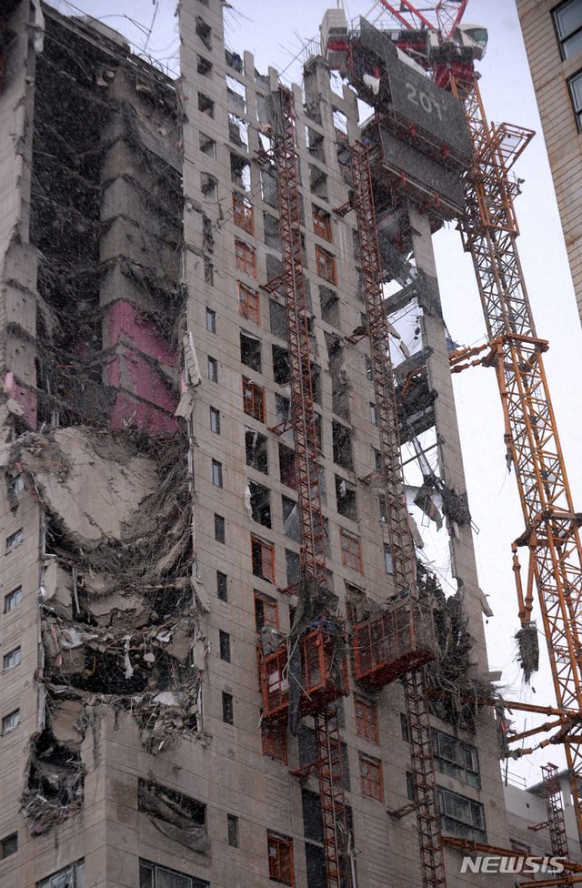 [광주=뉴시스]  11일 오후 3시 47분께 광주 서구 화정동 한 고층아파트 신축 현장 외벽이 무너져 내렸다. 이 사고로 현재까지 1명이 경상을 입었고, 무너져 내린 건축물 잔해물에 주변 주·정차 차량 10여대가 깔렸다. 2022.01.11