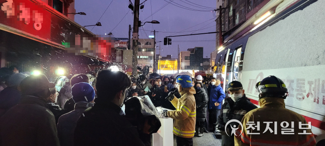 [천지일보 광주=이미애 기자] 11일 오후 광주 서구 화정동 현대아이파크 신축 공사장 외벽이 붕괴하는 사고가 발생, 서부소방서 관계자가 현장 브리핑을 하고 있다. ⓒ천지일보 2022.1.11