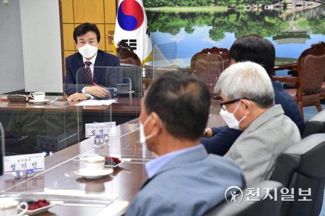 조규일 진주시장을 비롯한 국가보훈대상자와 그 유족들이 참석한 가운데 간담회가 열리고 있다. (제공: 진주시) ⓒ천지일보 2022.1.12