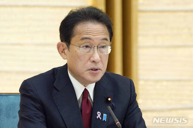 [도쿄=AP/뉴시스] 기시다 후미오 일본 총리가 12일 도쿄 총리실에서 코로나19 대책 회의를 열고 발언하고 있다. 2021.11.12.