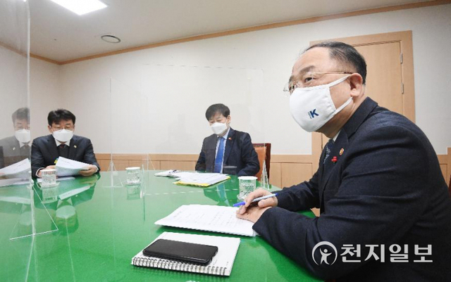 홍남기 경제부총리 겸 기획재정부 장관이 12일 정부서울청사에서 '2021년 12월 및 연간 고용동향'을 주요 내용으로 관계장관회의(녹실회의)를 주재하고 있다. (제공: 기획재정부) ⓒ천지일보 2022.1.12