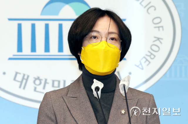 [천지일보=박준성 기자] 정의당 장혜영 정책위의장이 4일 오후 서울 여의도 국회 소통관에서 기자회견을 열고 정의당 2022년 예산안 평가 및 요구안을 발표하고 있다. ⓒ천지일보 2021.11.4