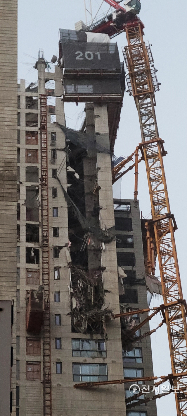 [천지일보 광주=이미애 기자] 광주 서구 아파트 현장에서 11일 오후 3시 47분경 외벽이 붕괴하는 사고가 발생했다. ⓒ천지일보 2022.1.11