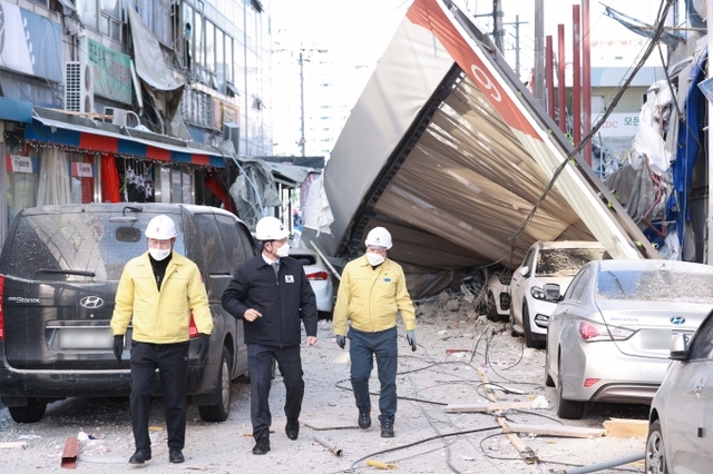 12일 오전 노형욱 국토교통부 장관이 광주 서구 화정동 아파트 붕괴사고 현장에서 사고 수습 상황을 점검하고 있다. (제공: 국토교통부)