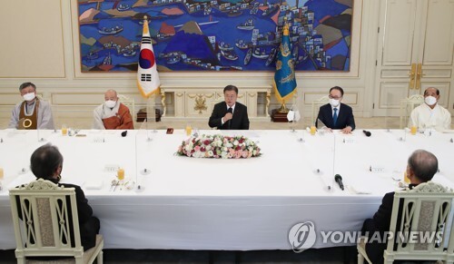 문재인 대통령이 12일 오후 청와대에서 열린 종교 지도자 초청 오찬 간담회에서 발언하고 있다. (출처:연합뉴스)