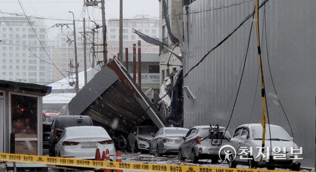 [천지일보 광주=이미애 기자] 광주 서구 화정동 현대아이파크 신축공사장 외벽이 붕괴하는 사고가 발생했다. ⓒ천지일보 2022.1.11