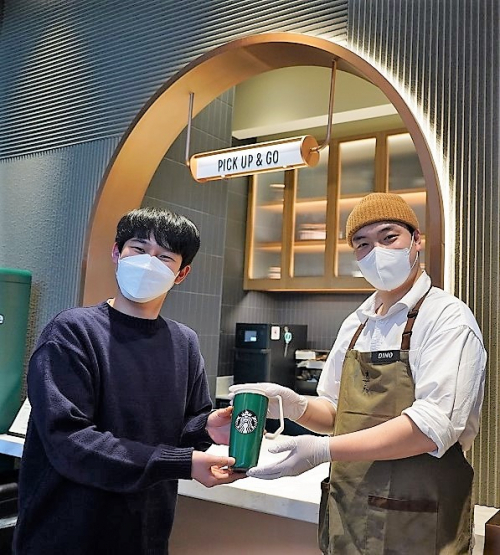 스타벅스 코리아가 그동안 개인컵 이용 시 300원의 할인 또는 에코별 1개 적립 혜택을 제공해 온 바 있다. 이날부터는 지속적인 개인컵 사용 장려를 위해 기존 300원의 할인 혜택을 400원으로 강화한다고 13일 밝혔다. (제공: 스타벅스)