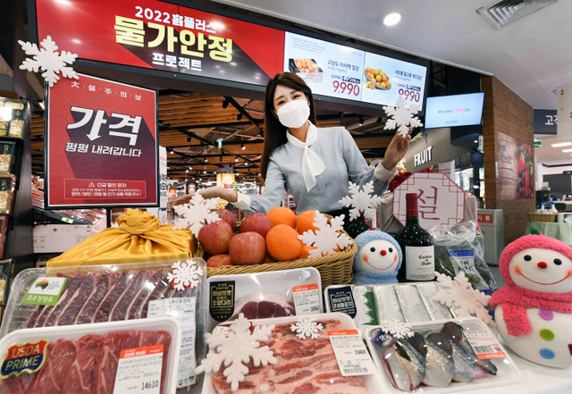 모델이 13일 서울 등촌동 홈플러스 강서점에서 ‘물가 안정 프로젝트’를 소개하고 있다. (제공: 홈플러스)