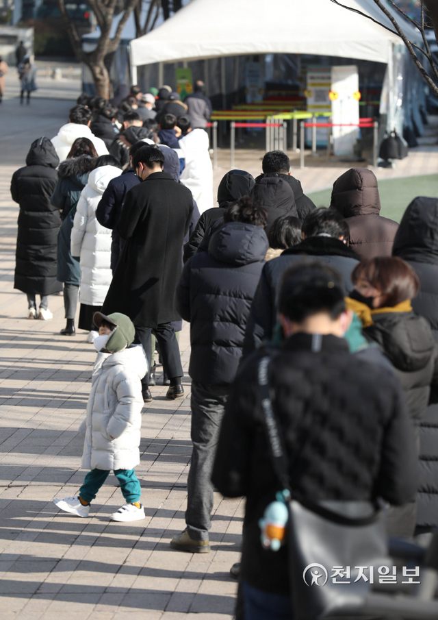 [천지일보=남승우 기자] 신종 코로나바이러스 감염증(코로나19) 신규 확진자가 3833명으로 집계된 2일 오후 서울 중구 서울광장 임시 선별검사소에서 시민들이 코로나19 검사를 받기 위해 줄을 서서 기다리고 있다. ⓒ천지일보 2022.1.2