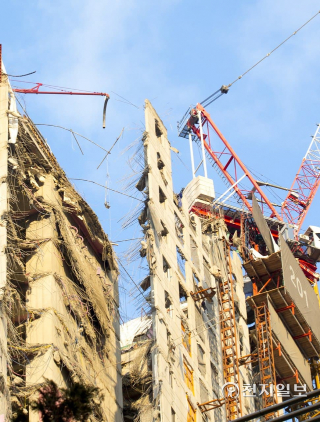 [천지일보 광주=이미애 기자] 지난 11일 광주 서구 화정 현대아이파크 외벽 붕괴 사고가 발생한 가운데 12일 벽 사이 잔해물이 참사의 현실을 말해주고 있다. ⓒ천지일보 2022.1.12