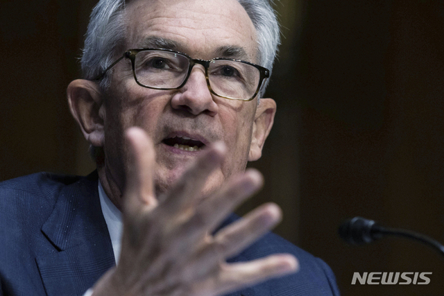 [워싱턴=AP/뉴시스]제롬 파월 미국 연방준비제도(Fed·연준) 의장이 11일(현지시간) 상원 은행위원회에서 증언하고 있다.