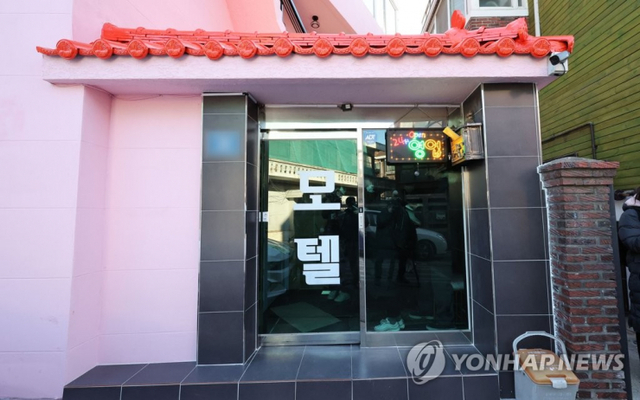 (서울=연합뉴스) 11일 더불어민주당 이재명 대선후보의 '변호사비 대납 의혹'을 처음 제보한 모 시민단체 대표 이모 씨가 숨진 채 발견된 서울 양천구의 한 모텔 모습. 2022.1.12