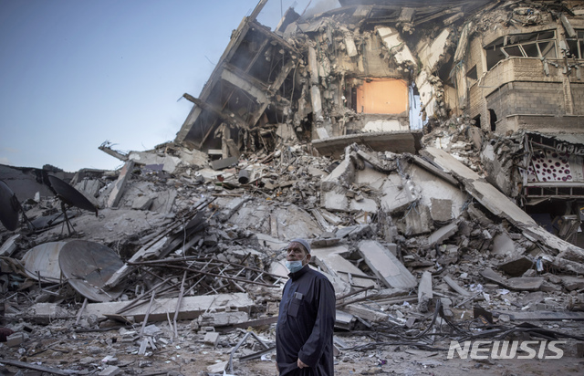 지난 2021년 5월 13일(현지시간) 팔레스타인 가자 지구에서 한 남성이 이스라엘의 공습으로 무너진 건물을 바라보고 있다. (출처: AP/뉴시스)