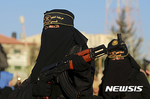 팔레스타인 가자지구의 라파 난민캠프에서 2016년 7월 28일(현지시간)  이슬람 지하드 조직의 군대인 알 쿠드스 여단의 여성대원들이 무기를 들고 서 있는 모습. (출처: AP/뉴시스)