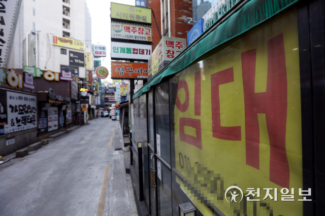 [천지일보=남승우 기자] 사회적 거리두기 조정안 발표를 하루 앞둔 13일 서울 종로구 젊음의 거리의 한 점포에 임대문의 안내문이 붙어 있다.오미크론 변이 등 코로나19 확산세가 좀처럼 누그러들지 않고 있어 정부는 현행 ‘사회적 거리두기’ 조치 2주 연장에 무게를 두고 있다. 사적모임 규모와 다중이용시설 운영시간을 제한하는 현행 조치가 큰 틀에서 유지될 것으로 보인다. 또 종료 시점이 설 연휴와 맞물려 있는 만큼 거리두기 연장 기간이 기존 2주보다 더 길어질 가능성도 있다. ⓒ천지일보 2022.1.13