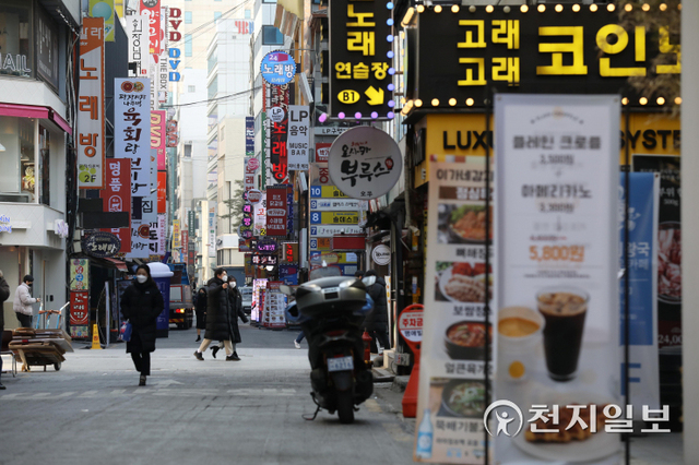 [천지일보=남승우 기자] 사회적 거리두기 조정안 발표를 하루 앞둔 13일 서울 종로구 젊음의 거리가 한산한 모습을 보이고 있다.오미크론 변이 등 코로나19 확산세가 좀처럼 누그러들지 않고 있어 정부는 현행 ‘사회적 거리두기’ 조치 2주 연장에 무게를 두고 있다. 사적모임 규모와 다중이용시설 운영시간을 제한하는 현행 조치가 큰 틀에서 유지될 것으로 보인다. 또 종료 시점이 설 연휴와 맞물려 있는 만큼 거리두기 연장 기간이 기존 2주보다 더 길어질 가능성도 있다. ⓒ천지일보 2022.1.13
