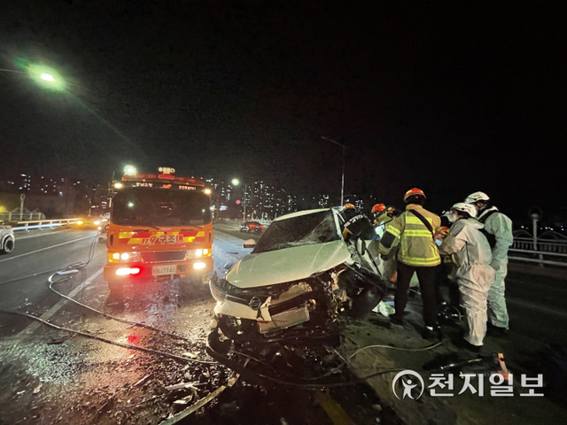 천안동남소방서 구조대가 13일 천안시 동남구 신방동 천안천교 인근 교통사고 현장에서 구조활동을 벌이고 있다. (제공: 천안동남소방서) ⓒ천지일보 2022.1.14