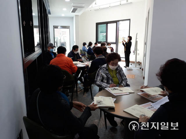 60세 이상을 대상으로 교양프로그램을 진행 중인 ‘남해군 어르신 배움터’. (제공: 남해군) ⓒ천지일보 2022.1.14
