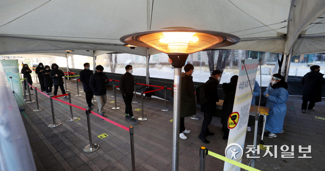[천지일보=남승우 기자] 신종 코로나바이러스 감염증(코로나19) 신규 확진자가 4167명으로 집계된 13일 오전 서울 중구 서울광장에 설치된 난로 옆에서 시민들이 코로나19 검사를 받기 위해 줄을 서서 기다리고 있다. ⓒ천지일보 2022.1.13