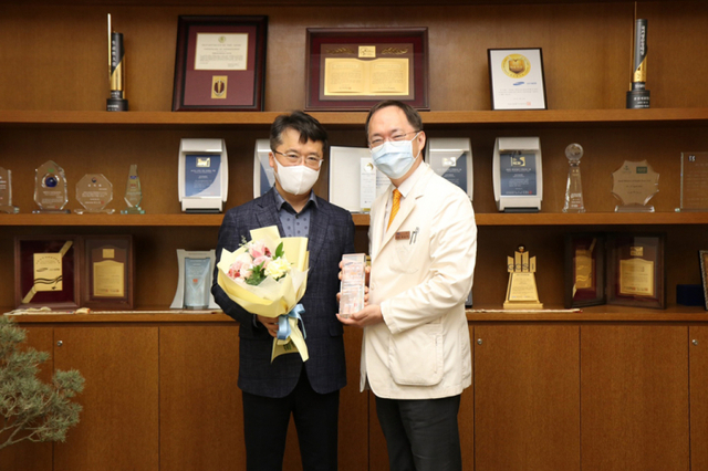 박현종 bhc그룹 회장 감사패 전달식. (제공: bhc그룹) ⓒ천지일보 2022.1.14