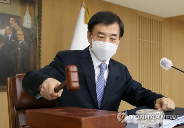 (서울=연합뉴스) 이주열 한국은행 총재가 14일 오전 서울 중구 한국은행에서 열린 금융통화위원회 본회의에서 의사봉을 두드리고 있다. 2022.1.14