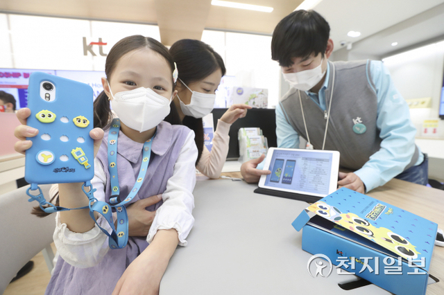 모델이 KT가 출시하는 ‘KT 신비 키즈폰2’를 소개하고 있다. (제공: KT) ⓒ천지일보 2022.1.14